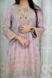 Modern jalabiya dress fashion in Dubai – comfort meets luxury this winter.